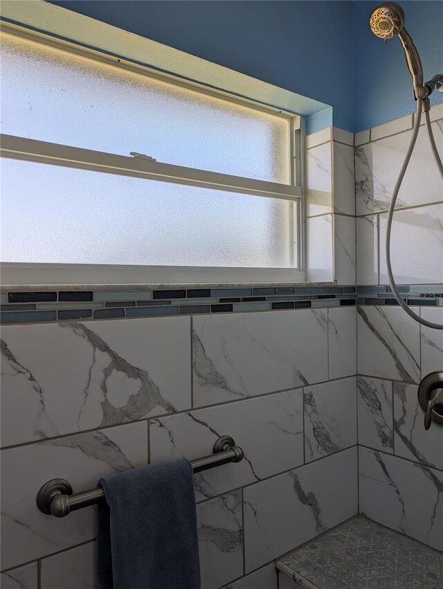 room details featuring a tile shower