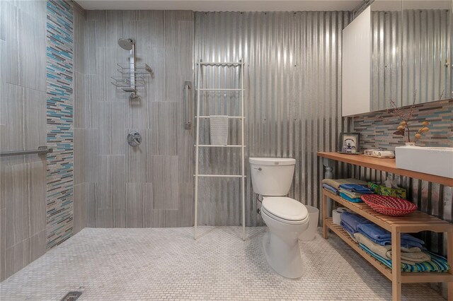 604 W Hilda St, Tampa, FL 33603 - bathroom with a tile shower, toilet, and tile patterned flooring