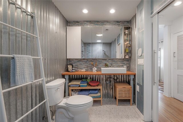 604 W Hilda St, Tampa, FL 33603 - full bath featuring toilet, recessed lighting, and vanity