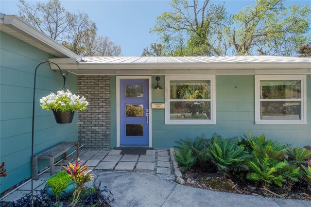 604 W Hilda St, Tampa, FL 33603 - entrance to property with a porch