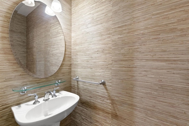 bathroom featuring a sink
