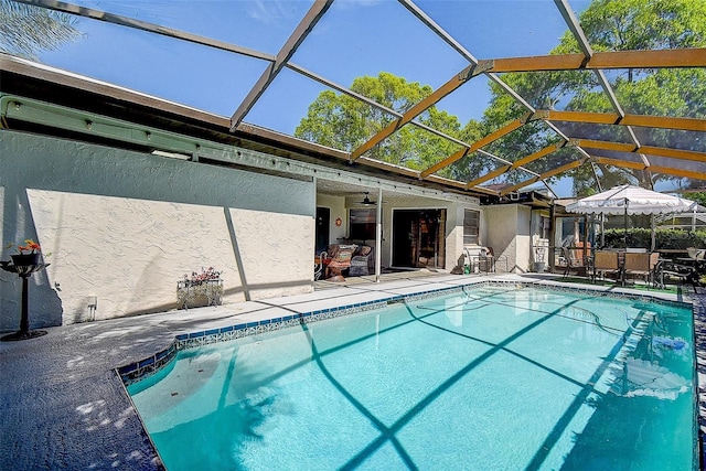 10 Arbor Ln, Oldsmar, FL 34677 - swimming pool with a patio, glass enclosure, and a ceiling fan