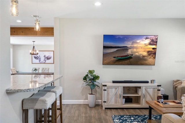 living area featuring a chandelier, recessed lighting, wood finished floors, and visible vents
