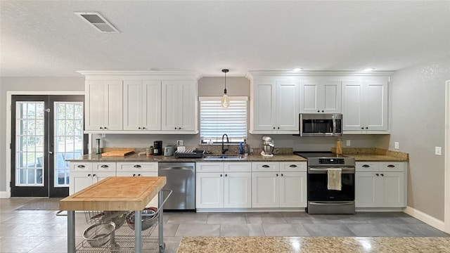 5235 Nichols Dr E, Lakeland, FL 33812 - kitchen featuring a sink, visible vents, appliances with stainless steel finishes, and white cabinetry