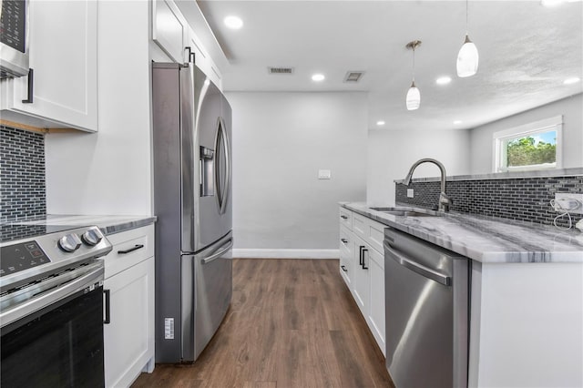 kitchen featuring decorative backsplash, visible vents, a sink, and appliances with stainless steel finishes