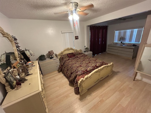 14633 Sassandra Dr, Odessa, FL 33556 - bedroom featuring light wood-style flooring, a textured ceiling, and ceiling fan