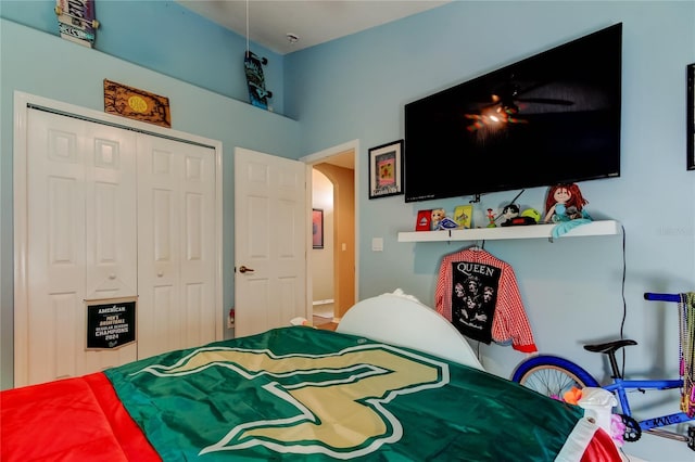 bedroom with arched walkways and a closet