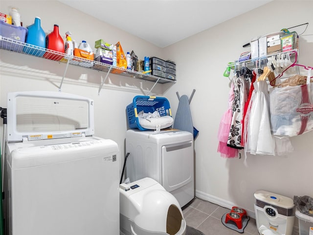 5946 81st Ave N, Pinellas Park, FL 33781 - clothes washing area with independent washer and dryer, laundry area, baseboards, and tile patterned flooring