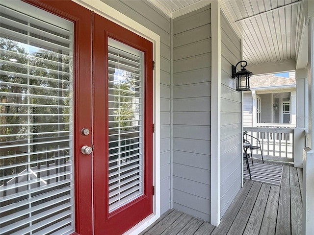 property entrance featuring covered porch