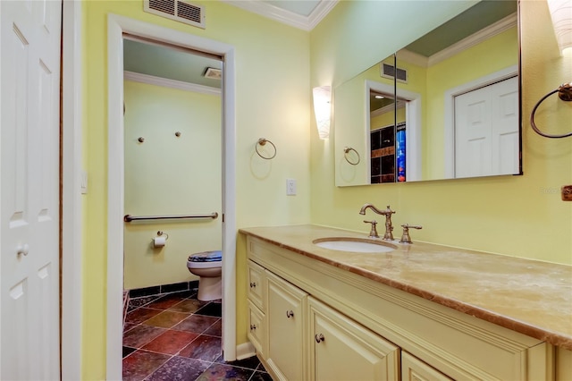 full bath with visible vents, crown molding, and toilet
