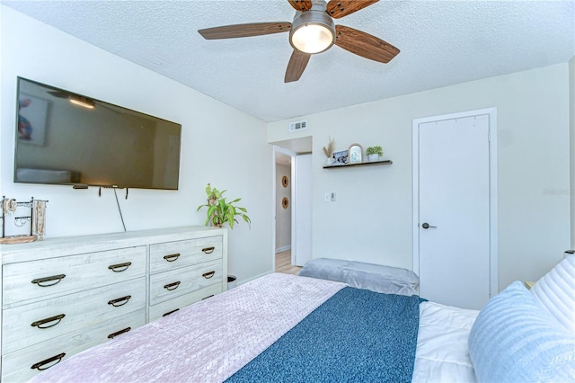 527 S Lincoln Ave Unit A108, Tampa, FL 33609 - bedroom with visible vents, a ceiling fan, and a textured ceiling