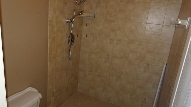 2101 Fox Chase Blvd Unit 102, Palm Harbor, FL 34683 - full bathroom featuring toilet and a tile shower