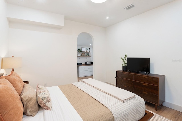 2910 W Aquilla St, Tampa, FL 33629 - bedroom featuring light wood-type flooring, arched walkways, baseboards, and recessed lighting