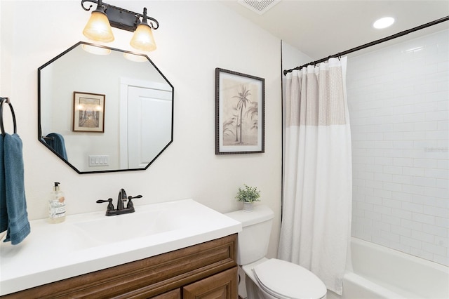2910 W Aquilla St, Tampa, FL 33629 - bathroom featuring toilet, vanity, shower / bath combo with shower curtain, and recessed lighting