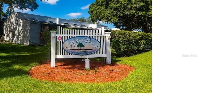 community / neighborhood sign featuring a lawn