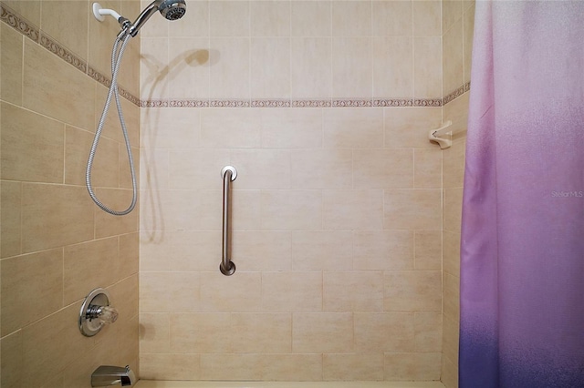 bathroom with tiled shower / bath combo