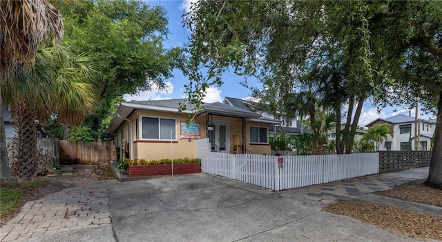548 3rd St N, Saint Petersburg, FL 33701 - view of front of house with stucco siding and a fenced front yard