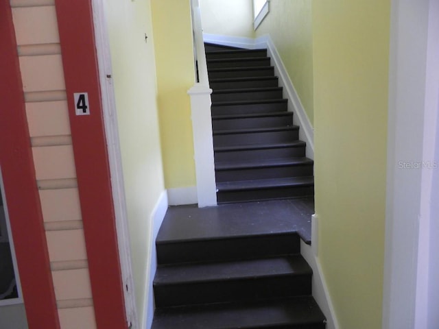 548 3rd St N, Saint Petersburg, FL 33701 - staircase with baseboards