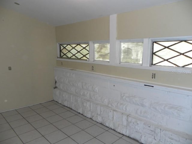 548 3rd St N, Saint Petersburg, FL 33701 - unfurnished room with light tile patterned floors
