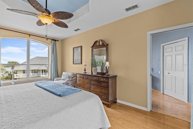 2050 N Pointe Alexis Dr, Tarpon Springs, FL 34689 - bedroom with light wood finished floors, baseboards, visible vents, and ceiling fan