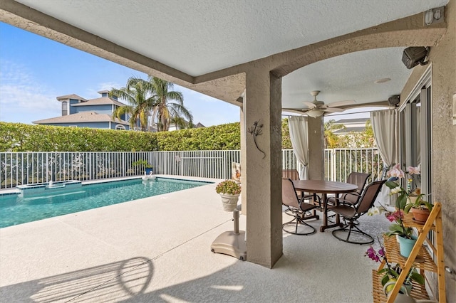 2050 N Pointe Alexis Dr, Tarpon Springs, FL 34689 - view of swimming pool featuring a patio area, a pool with connected hot tub, and ceiling fan