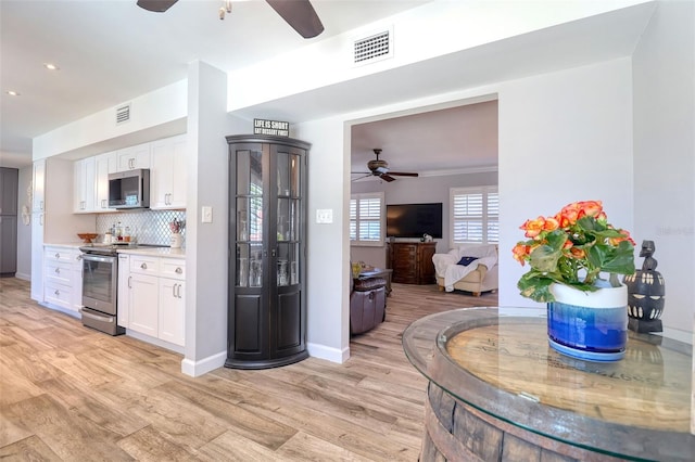 8326 Archwood Cir, Tampa, FL 33615 - kitchen featuring light wood-type flooring, visible vents, stainless steel appliances, and ceiling fan