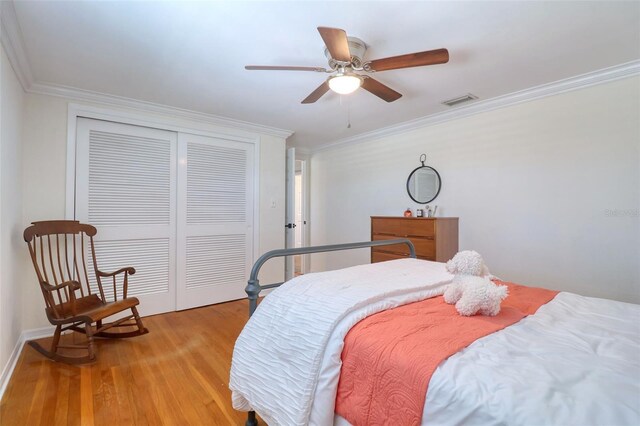 8326 Archwood Cir, Tampa, FL 33615 - bedroom with light wood-type flooring, ornamental molding, visible vents, a closet, and ceiling fan
