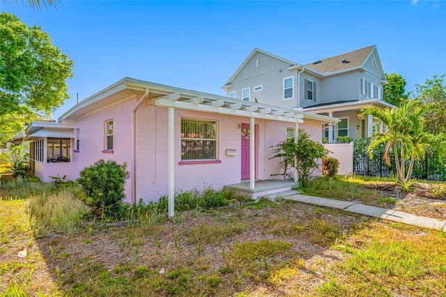 2827 1st St NE, Saint Petersburg, FL 33704 - view of front of house with fence