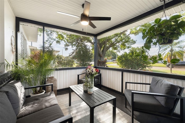sunroom / solarium featuring outdoor lounge area and a ceiling fan