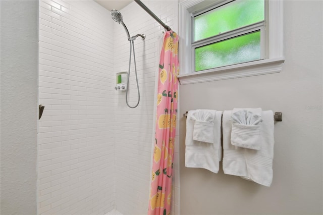 bathroom featuring a tile shower