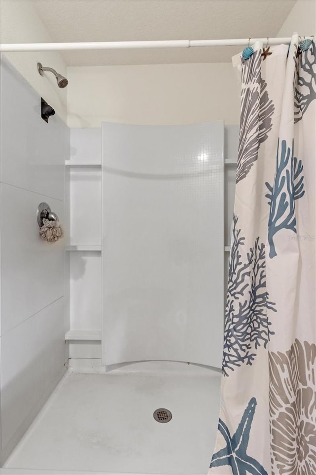full bath with a shower with curtain