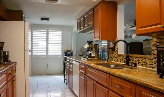 kitchen featuring a sink, a ceiling fan, tasteful backsplash, dishwasher, and light tile patterned floors
