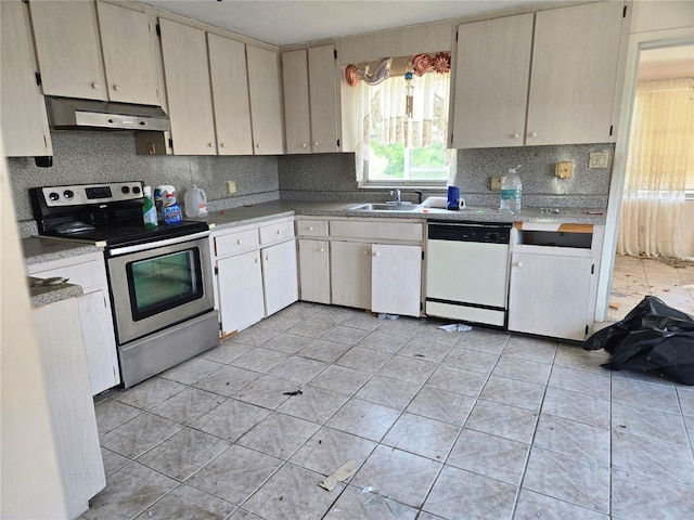 kitchen with tasteful backsplash, under cabinet range hood, dishwasher, a sink, and electric stove