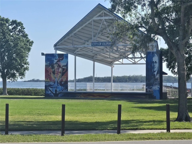view of property's community featuring a yard
