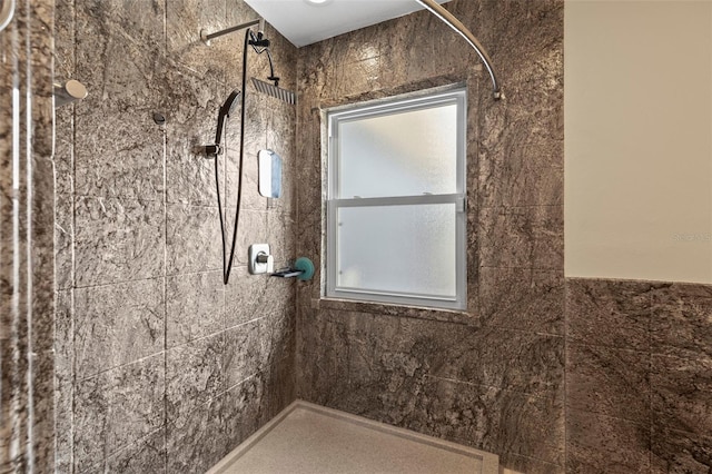 301 71st St S, Saint Petersburg, FL 33707 - full bath featuring a tile shower