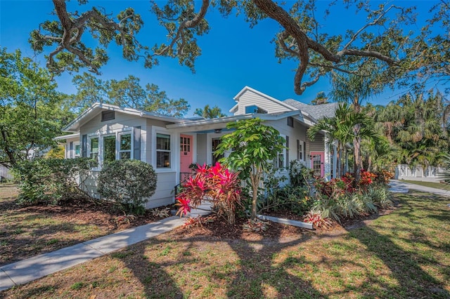 view of front facade with a front yard