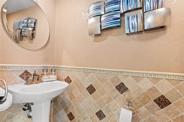 4522 W N B St, Tampa, FL 33609 - bathroom with tile walls, wainscoting, and a textured wall