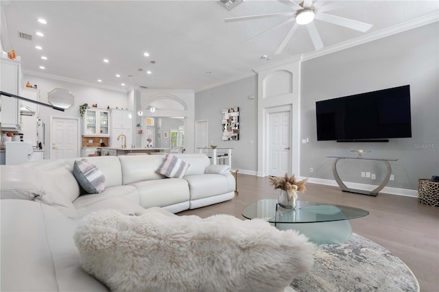 living area featuring visible vents, crown molding, ceiling fan, and recessed lighting
