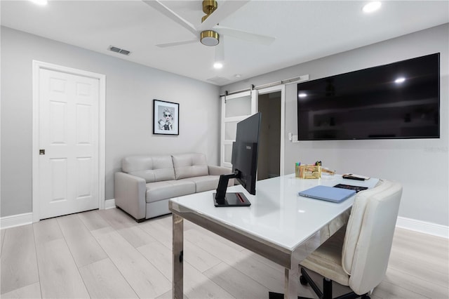 living area featuring ceiling fan, recessed lighting, baseboards, light wood-type flooring, and visible vents