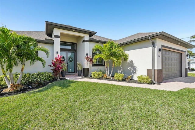 view of front facade featuring a front lawn, stucco siding, and an attached garage