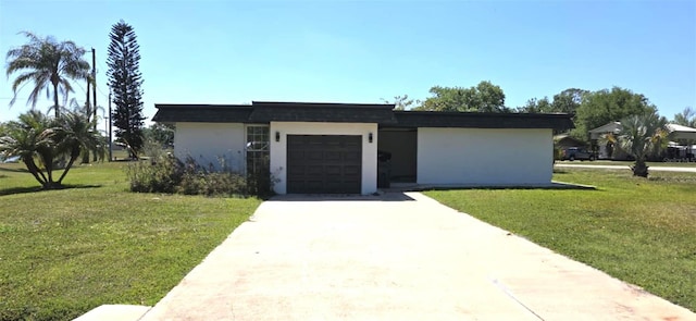 view of front of home featuring stucco siding, a garage, concrete driveway, and a front yard