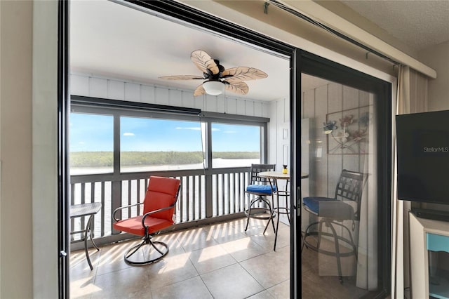 sunroom with ceiling fan