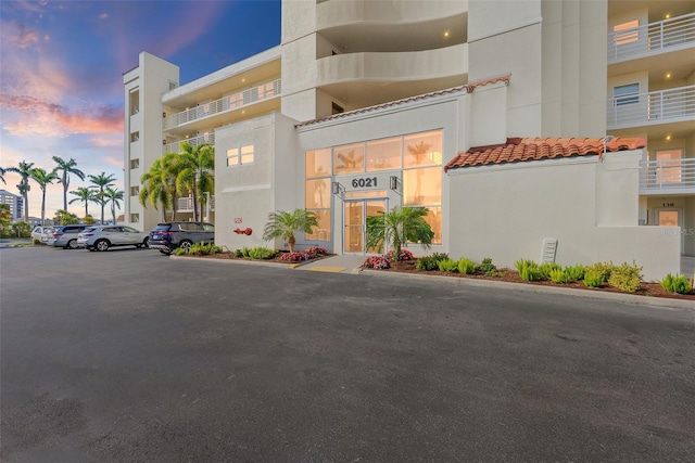 6021 Bahia Del Mar Cir Unit 137, Saint Petersburg, FL 33715 - property at dusk with uncovered parking