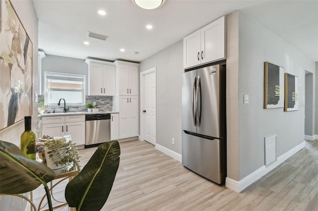 kitchen featuring a sink, visible vents, light countertops, and appliances with stainless steel finishes