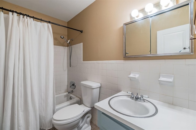 2808 W Lake Ave, Tampa, FL 33607 - full bath with vanity, a wainscoted wall, toilet, shower / bath combo, and tile walls