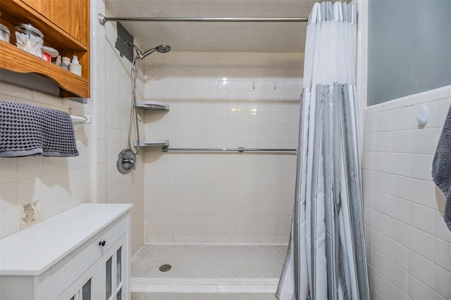 2808 W Lake Ave, Tampa, FL 33607 - full bathroom featuring tile walls and a stall shower