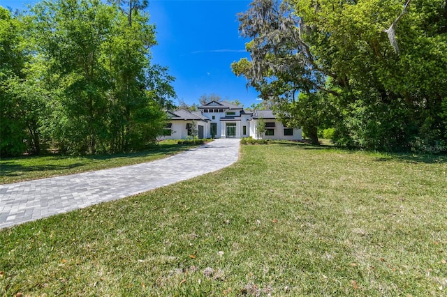 view of front of house featuring a front lawn