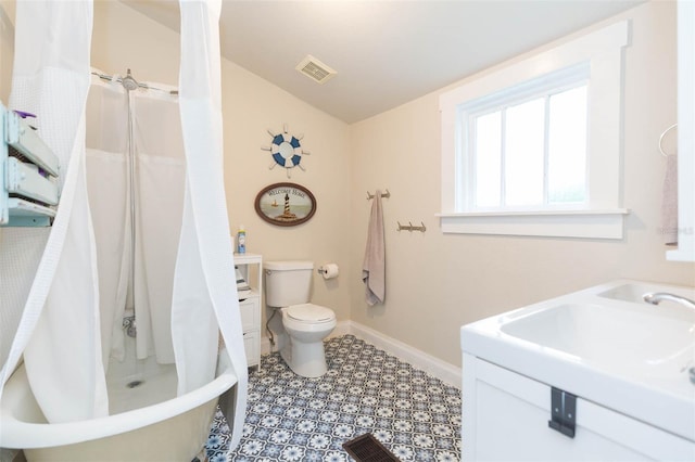 full bath with visible vents, baseboards, toilet, vanity, and a tub
