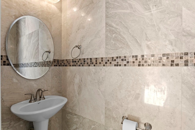 bathroom featuring a sink
