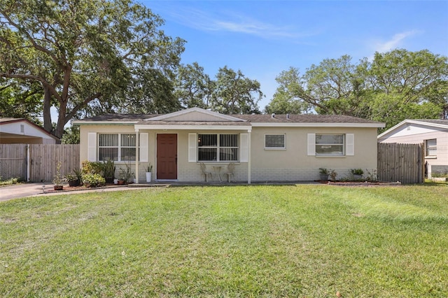 view of front of property featuring a front lawn, a shingled roof, and fence